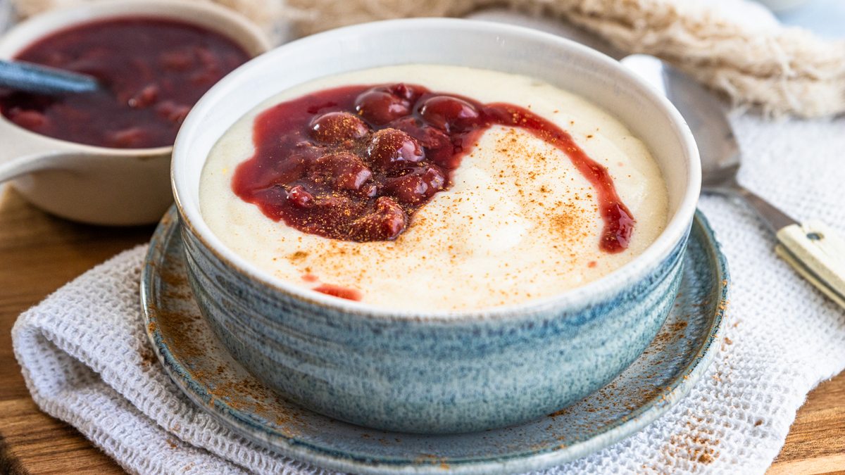Grießbrei mit Kirschen