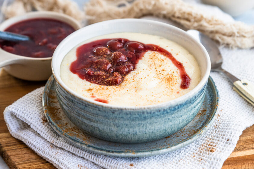 Grießbrei mit Kirschen