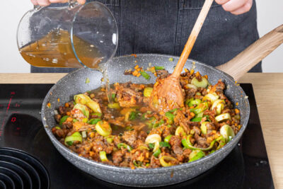 Rinderfond zum Hackfleisch gießen