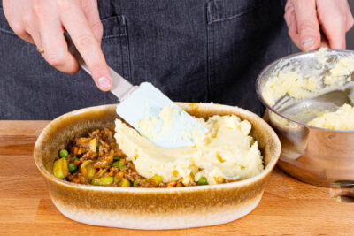Kartoffelpüree auf der Hackfleischmasse verteilen