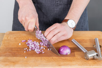 Zwiebel würfeln