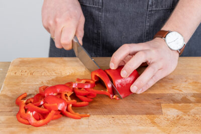 Paprika in Streifen schneiden