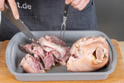 Fleisch und Fett vom Knochen lösen