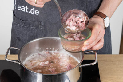 hausgemachte Sülze nach Omas Rezept abfüllen und fest werden lassen