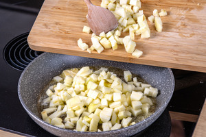 Apfelwürfel in Butter dünsten