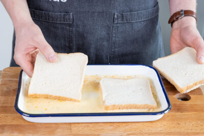 Toast in Ei-Milch-Mischung legen