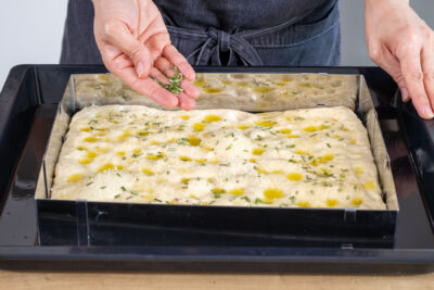 Focaccia nach italienischem Original-Rezept mit Rosmarin besreuen