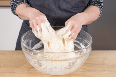 Teig für das Weißbrot verkneten