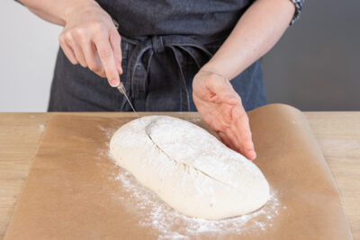Brot einschneiden