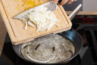 Zwiebeln in Butter anbraten