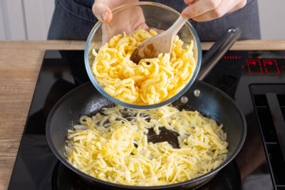 Käse und Spätzle in Butter anbraten