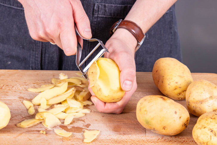 Kartoffeln schälen