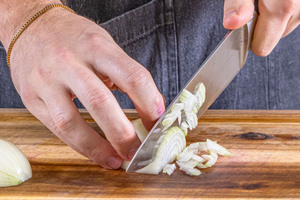 Zwiebel würfeln