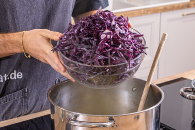 Rotkohl in den Topf geben