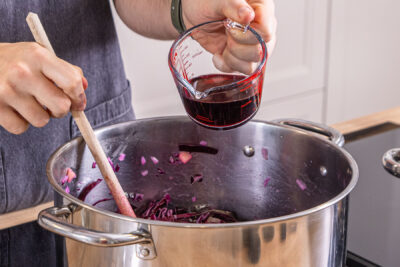 Rotwein dazu gießen
