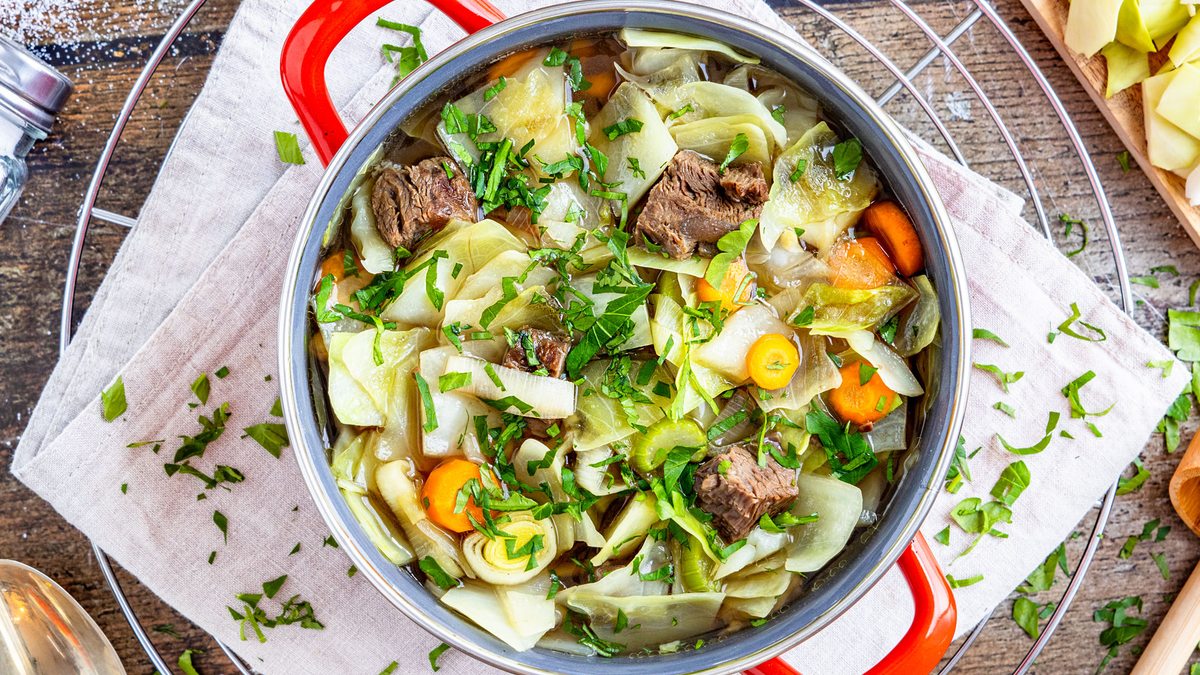 Klassischer Weißkrauteintopf mit Rindfleisch
