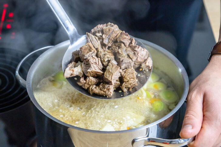 Fleisch aus dem Topf nehme