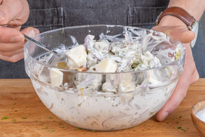 Matjessalat mit Apfel und Zwiebel verrühren