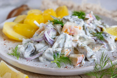 Matjessalat mit Apfel und Zwiebel
