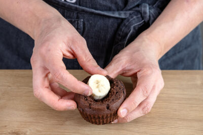 Bananenstück in das Loch stecken