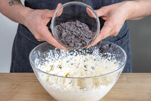 Schokoraspel zum Sahne-Topping geben