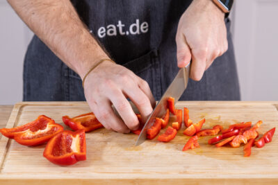 Paprika in Streifen schneiden