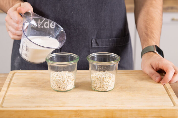 Gläser mit Milch auffüllen.