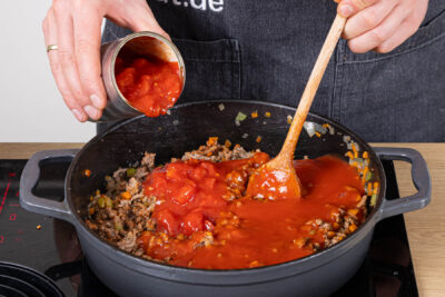 Tomaten zum Hackfleisch geben