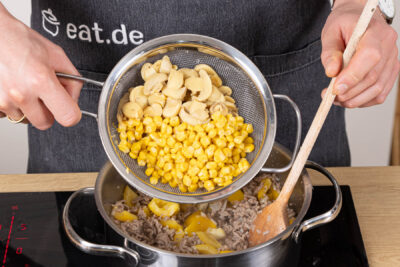 Hackfleisch und Gemüse anbraten