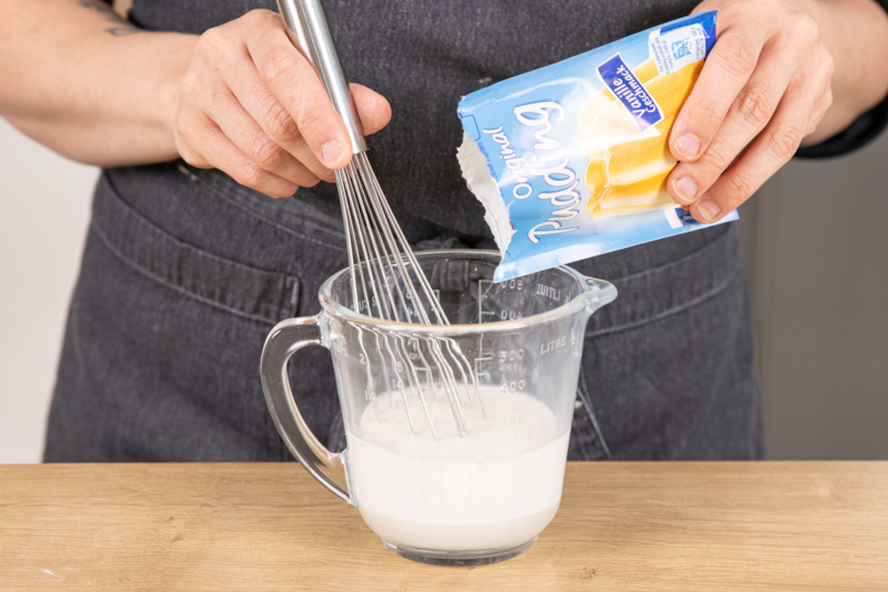 Puddingpulver und Milch verrühren
