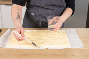 Blätterteigrand befeuchten
