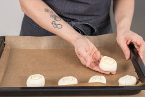 Puddingschnecken auf das Blech legen