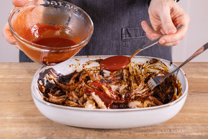 Die restliche Marinade verteilen
