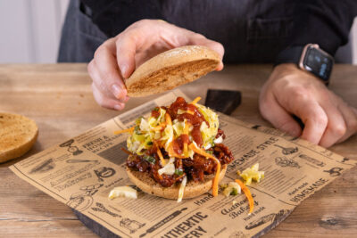 Das Burger Bun auf den Burger legen