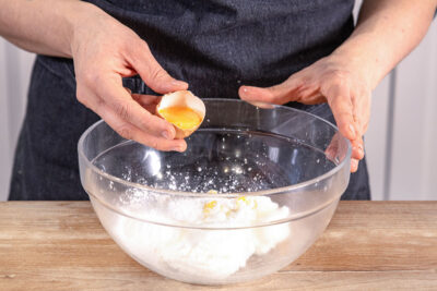 Quark, Zucker, Eigelb, Vanillezucker und Puddingpulver verrühren