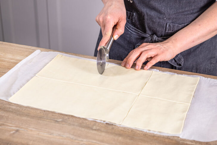 Blätterteig in Quadrate schneiden