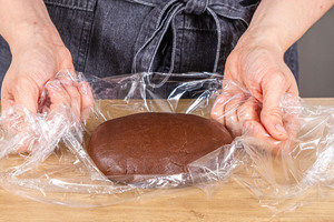 Teig in Frischhaltefolie einpacken