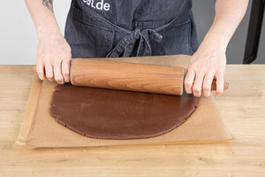 Teig für den russischen Zupfkuchen ausrollen