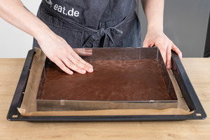 Backrahmen auf das Blech stellen
