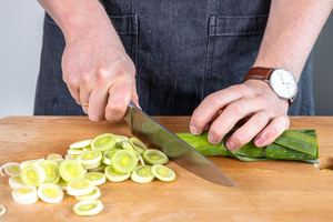 Lauch in Ringe schneiden