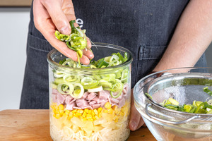 Lauch in Salatschüssel geben