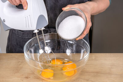 Eier mit Zucker aufschlagen