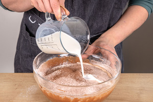 Milch in den Rührteig geben