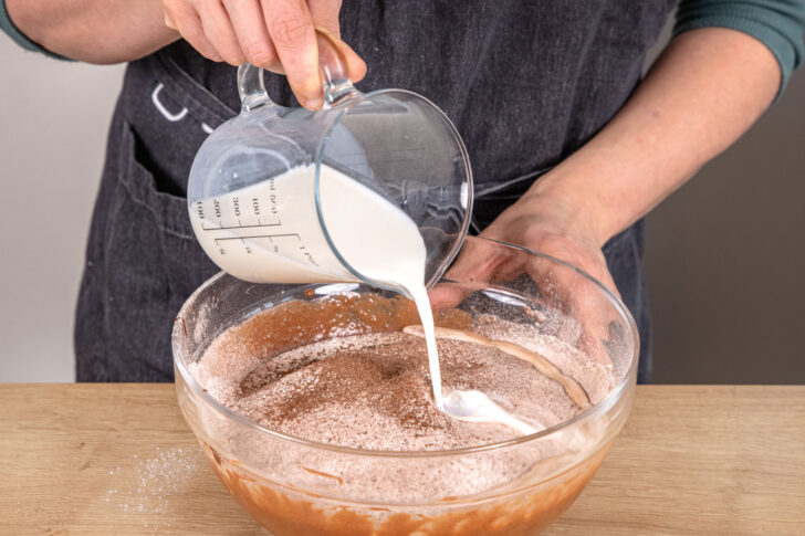 Milch in den Rührteig geben