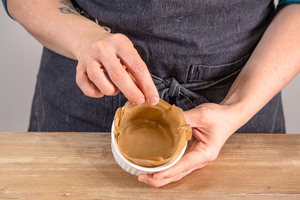 Förmchen mit Backpapier einschlagen