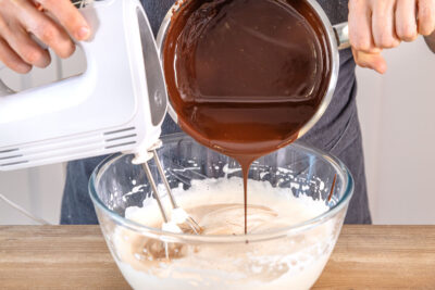 Schoko-Butter in den Eischaum einrühren
