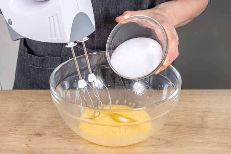 Eier mit Zucker schaumig rühren