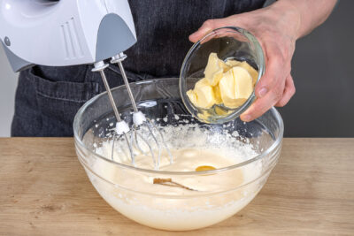 Butter, Öl und Vanillepaste unterrühren