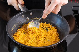 Semmelbrösel in Butter rösten