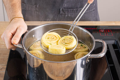 Thüringer Wickelklöße nach DDR-Rezept nach dem Kochen aus Wasser nehmen